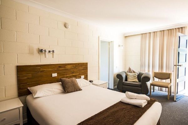 Plainsman Motel (Forbes)